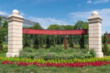 Minneapolis, Mn/Amerika Birleşik Devletleri - 30 Haziran 2018: Giriş işareti ve Bahçe Minnesota Üniversitesi Doğu kıyısında Stadyumu köyü yakınlarında.