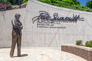 Knoxville, Tn/ABD 4 Haziran 2018: Pat Summitt heykeli ve tarihinde Tennessee Üniversitesi Kampüs.