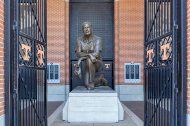 Knoxville, Tn/ABD 4 Haziran 2018: Heykel, Robert Neyland üzerinde Tennessee Üniversitesi Kampüs.