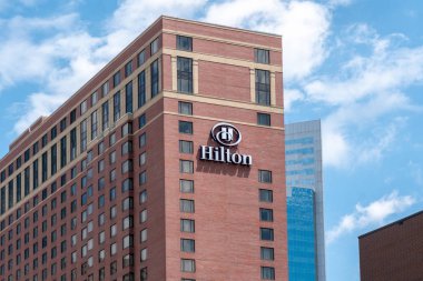 Minneapolis, Mn/Amerika Birleşik Devletleri - 30 Haziran 2018: Hilton Hotel dış ve ticari marka logosu. Hilton oteller ve tatil köyleri olan bir dünya markası tam hizmet oteller.
