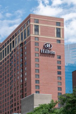Minneapolis, Mn/Amerika Birleşik Devletleri - 30 Haziran 2018: Hilton Hotel dış ve ticari marka logosu. Hilton oteller ve tatil köyleri olan bir dünya markası tam hizmet oteller.