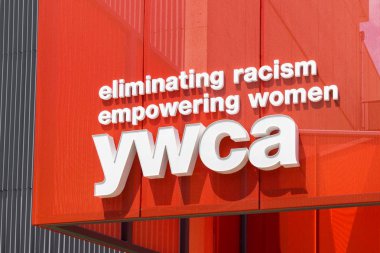 Minneapolis, Mn/Amerika Birleşik Devletleri - 30 Haziran 2018: Ywca dış işareti ve logosu. Dünya genç kadın Hıristiyan Derneği kadın hakları için çalışan bir harekettir.