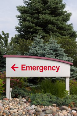 Kırmızı acil işaret ve ok işareti ile beyaz arka plan üzerinde sol işaret eder.