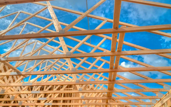 Nova Casa Construção Olhando Para Cima Para Céu Azul Brilhante — Fotografia de Stock