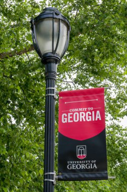 Atina, Ga/ABD 5 Haziran 2018: Üniversite afiş ve Georgia Üniversitesi kampüsünde amblemi.