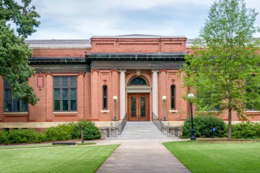 Atina, Ga/ABD 5 Haziran 2018: Georgia Üniversitesi kampüsünde Yönetim Binası.