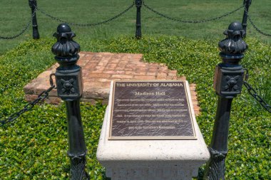 Tuscaloosa, Al/ABD - 6 Haziran 2018: Temeller, Madison Hall, Alabama Üniversitesi kampüsünde. Madison Hall Amerikan İç Savaşı'nda yok edildi.