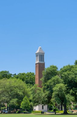 Tuscaloosa, Al/ABD - 6 Haziran 2018: Denny Chimes Quad Alabama Üniversitesi kampüsünde kule.