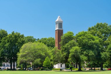 Tuscaloosa, Al/ABD - 6 Haziran 2018: Denny Chimes Quad Alabama Üniversitesi kampüsünde kule.