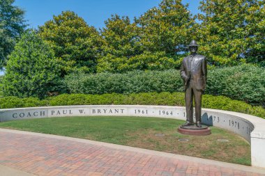 Tuscaloosa, Al/ABD - 6 Haziran 2018: Bear Bryant heykel, Alabama Üniversitesi kampüsünde. Paul William Bryant bir Amerikan kolej futbolcu ve teknik direktör.