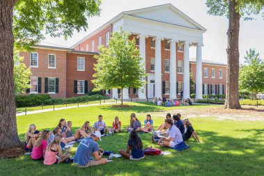 Oxford, Ms/ABD - 7 Haziran 2018: Kimliği belirsiz kişiler Mississippi Üniversitesi kampüsünde toplandı.