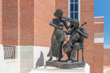 Oxford, Ms/ABD - 7 Haziran 2018: Concerto 2003 heykeli önünde Gertrude Castellow Ford Center için sahne sanatları.