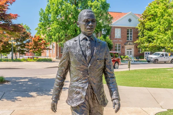 Oxford, Ms/ABD - 7 Haziran 2018: James Meredith heykel ve anıt Mississippi Üniversitesi kampüsünde.