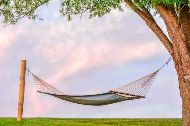 Parlak gökyüzü günbatımı güneşli hamak görüntüsünü tatil.