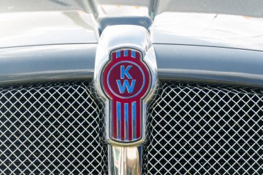 St. Paul, Mn/Amerika Birleşik Devletleri - 29 Ağustos 2018: Kenworth yarı römorkun ızgara ve ticari marka logosu. Kenworth orta ve ağır kamyon küresel bir üreticidir.