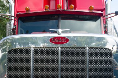St. Paul, Mn/Amerika Birleşik Devletleri - 29 Ağustos 2018: Peterbit yarı-trailor ızgara ve ticari marka logosu. Peterbilt Motors orta ve heavy duty kamyon Amerikan bir üretici firma.
