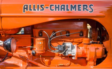 St. Paul, Mn/ABD - Ağustos 29,2018: Vintage Allis-Chalmers traktör. Çeşitli sanayi için makine bir ABD üretici Allis-Chalmers olduğu.