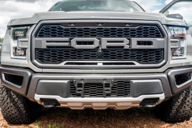St. Paul, Mn/ABD - Ağustos 29,2018: Ford logosu ve ızgara. Bir Amerikan otomobil üreticisi Ford Motor Company olduğunu.