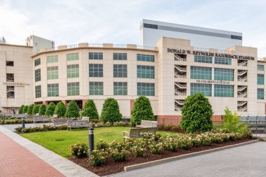 Fayetteville, Ar/ABD - 7 Haziran 2018: Donald W. Reynolds Razorback stadyum ve Frank Broyles alan.
