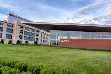Fayetteville, Ar/ABD - 7 Haziran 2018: Fred W. Smith futbol merkezi Arkansas Üniversitesi kampüsünde.