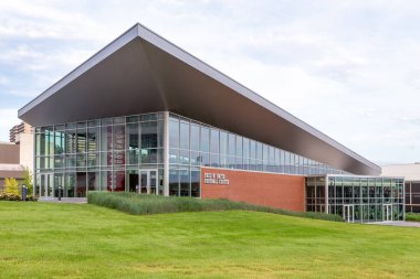 Fayetteville, Ar/ABD - 7 Haziran 2018: Fred W. Smith futbol merkezi Arkansas Üniversitesi kampüsünde.