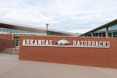 Fayetteville, Ar/ABD - 7 Haziran 2018: Arkansas Razorback spor logosu Arkansas Üniversitesi kampüsünde.