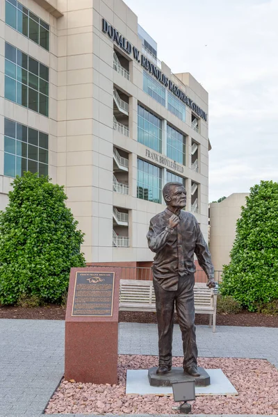 Fayetteville Usa Juni 2018 Coach Frank Broyles Standbeeld Campus Van — Stockfoto