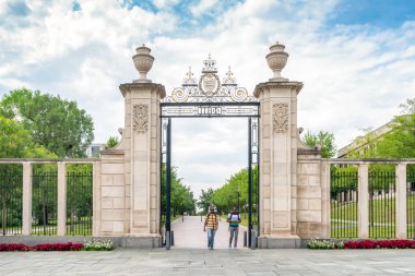 Fayetteville, Ar/ABD - 8 Haziran 2018: Tanımlanamayan inviduals ve kampüsün gates Arkansas Üniversitesi için.