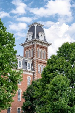 Fayetteville, Ar/ABD - 8 Haziran 2018: Üniversite Binası'nda Arkansas Üniversitesi kampüsünde eski ana.