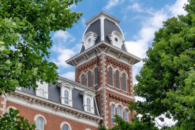 Fayetteville, Ar/ABD - 8 Haziran 2018: Üniversite Binası'nda Arkansas Üniversitesi kampüsünde eski ana.