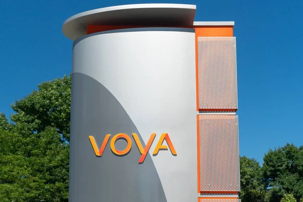 明尼阿波利斯 2018年7月7日 Voya 金融外部标志和商标徽标 — 图库照片