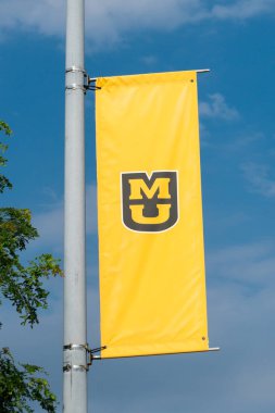 Columbia, Mo/ABD - 9 Haziran 2018: Üniversite bayrak ve logosu, Missouri Üniversitesi kampüsünde.