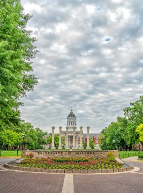 Columbia, Mo/ABD - 9 Haziran 2018: Missouri Üniversitesi Kampüs giriş ve bahçeler.