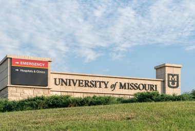 Columbia, Mo/ABD - 8 Haziran 2018: Giriş işareti ve Missouri Üniversitesi kampüs için logo.
