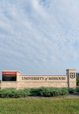 Columbia, Mo/ABD - 8 Haziran 2018: Giriş işareti ve Missouri Üniversitesi kampüs için logo.