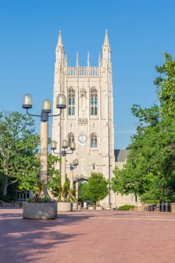 Columbia, Mo/ABD - 8 Haziran 2018: Memorial Birliği Kulesi ve Lowry alışveriş merkezi Missouri Üniversitesi kampüsünde.