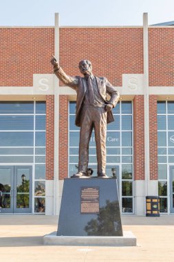Columbia, Mo/ABD - 8 Haziran 2018: Norm Stewart heykel ve Mizzou Arena, Missouri Üniversitesi kampüsünde.