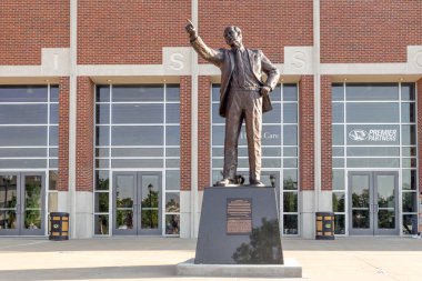 Columbia, Mo/ABD - 8 Haziran 2018: Norm Stewart heykel ve Mizzou Arena, Missouri Üniversitesi kampüsünde.