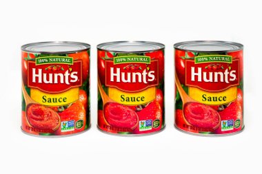 St. Paul, Mn/Amerika Birleşik Devletleri - 28 Ocak 2019: Hunt'ın marka domates sosu üç gruplandırması ve logosu ticari marka. Hunt'ın korunmuş domates ürünleri Conagra markalar tarafından sahip olunan bir marka ismi.