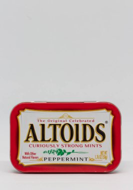 St. Paul, Mn/Amerika Birleşik Devletleri - 15 Şubat 2019: Altoids konteyner nane ve logosu ticari marka. Altoids nane şekeri bir marka olan.
