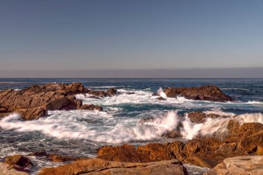 Noktası Lobos devlet doğal rezerv, alacakaranlıkta güneşli kayalıklarla.