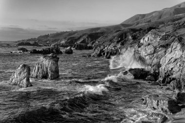 Su, Garrapata State Park California'nın Central Coast siyah beyaz granit sahil şeridi üzerinde çökmesini dalgaları.
