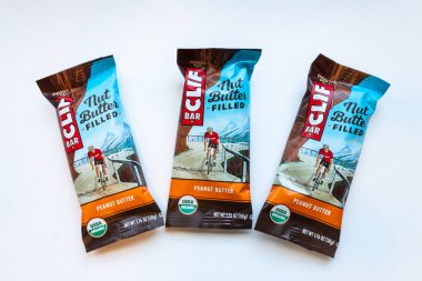St. Paul, Mn/Amerika Birleşik Devletleri - 24 Şubat 2019: Clif Bar fıstık ezmesi enerji gruplandırma üç bar ve logosu ticari marka. Clif Bar ve şirket organik gıda ve içecek üreten bir Amerikan şirketidir.