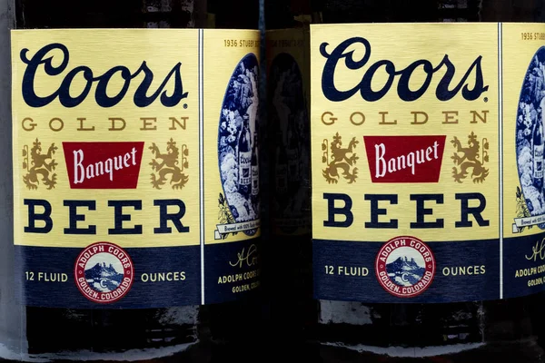 Lahve od piva Coors a Logo ochranná známka — Stock fotografie