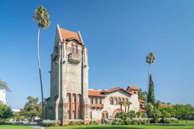 San Jose State Üniversitesi'nde Tower Hall ve Washington Meydanı