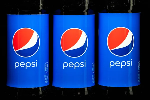 Láhev Pepsi Cola ve skupině tří zblízka — Stock fotografie