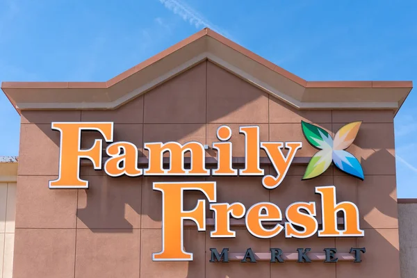 Familie verse kruidenierswinkel exterieur en handelsmerk logo — Stockfoto