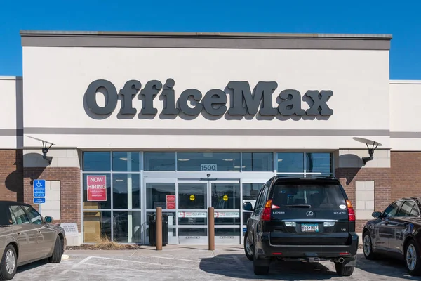 OfficeMax Negozio al dettaglio Esterno e logo del marchio . — Foto Stock