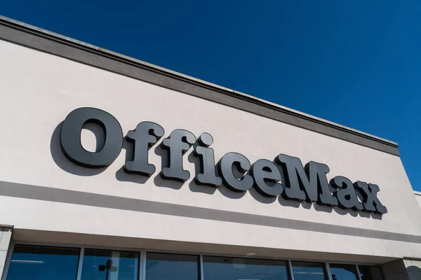 OfficeMax tienda al por menor exterior y logotipo de la marca . — Foto de Stock