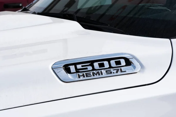 Caminhão Hemi Chrysler com logotipo da marca — Fotografia de Stock